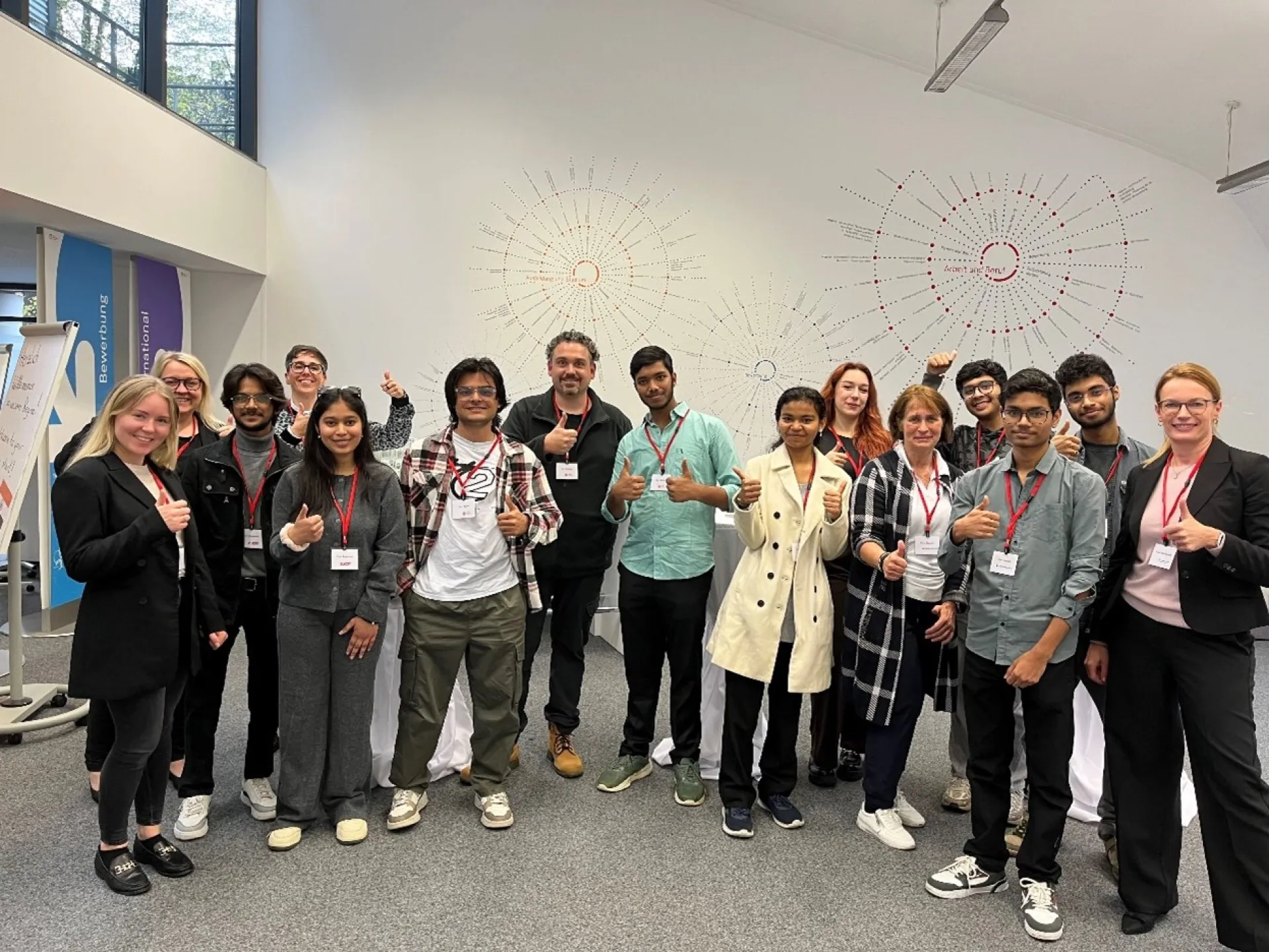 Bild zeigt eine Gruppe von Menschen die den Daumen hochheben