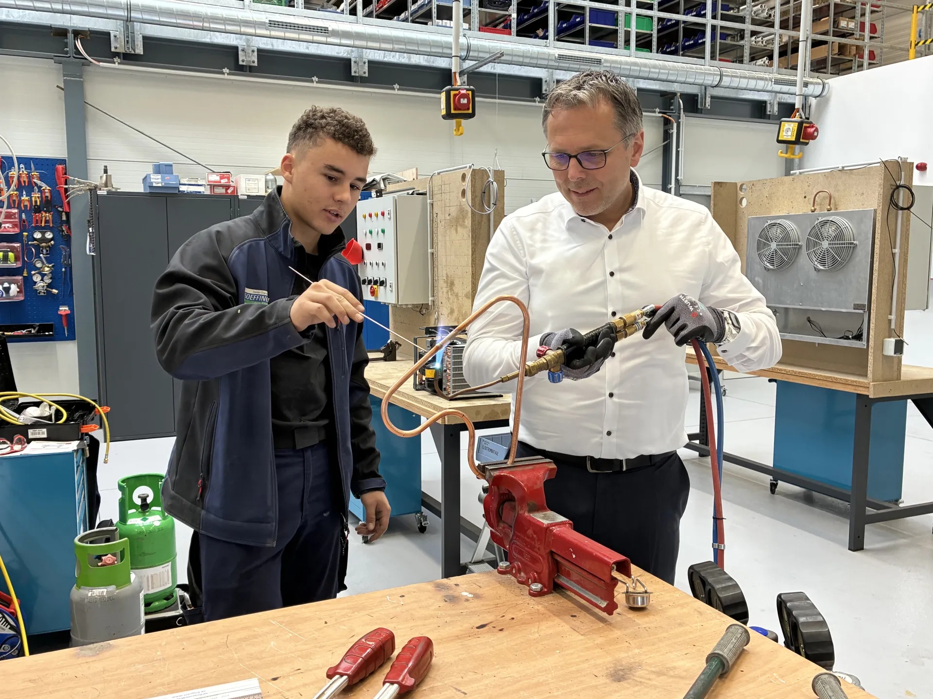 An der Werkbank beim Praktikum zur Kältemechatronik (v.l.n.r.): Azubi Konstantin Honsbein (Soeffing Klima Kälte GmbH), Dirk Stra