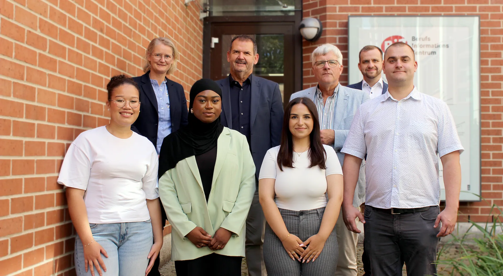 Die Geschäftsführung der Agentur für Arbeit Freising begrüßt die vier neuen Azubis.
