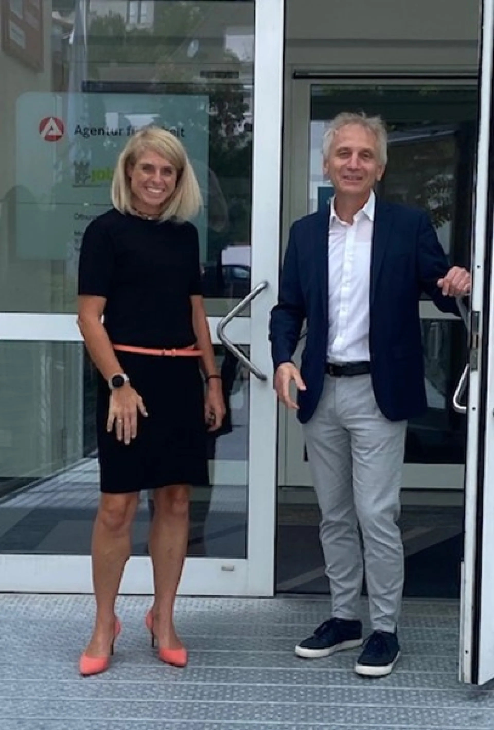 Siegfried Bäumler (re.), Vorsitzender der Geschäftsführung, begrüßt die neue Geschäftsführerin Operativ Daniela Gatsche (li.) in der Agentur für Arbeit Schwandorf (Foto: Claudia Klee, Agentur für Arbeit Schwandorf)