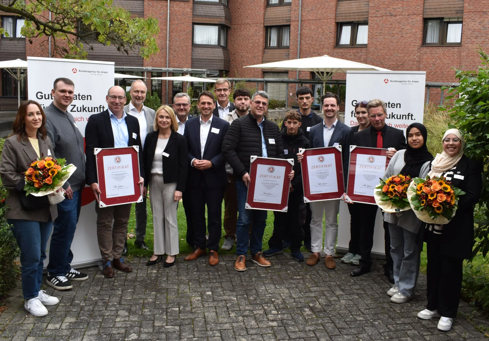 Gruppenfoto der ausgezeichneten Betriebe mit Vertreterinnen und Vertretern der Agentur für Arbeit und der zuständigen Kammern