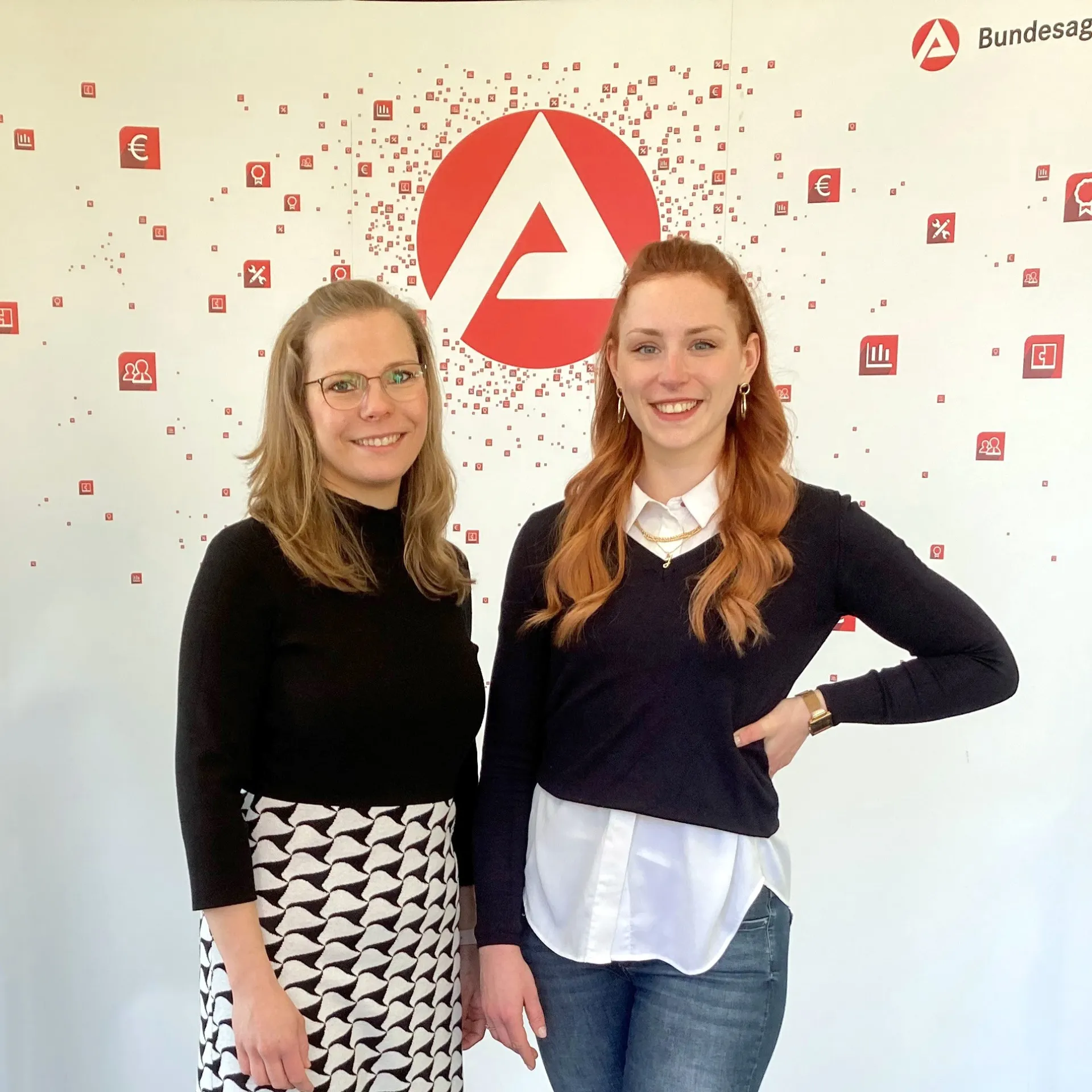 Frau Jenert und Frau Holzmann vor einem BA-LOGO