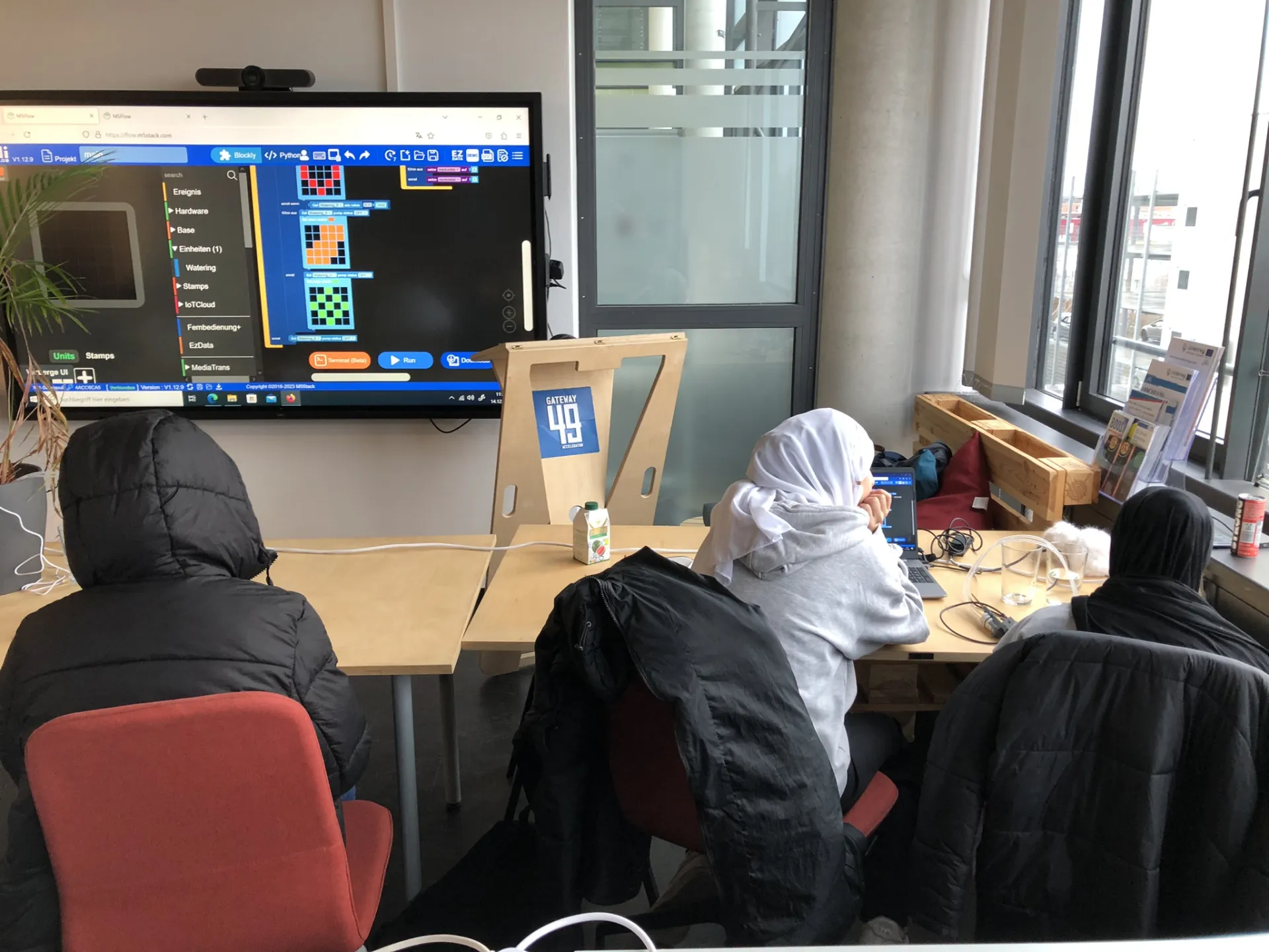 3 Mädchen bekommen Einblick in die Metall- und Elektroindustrie