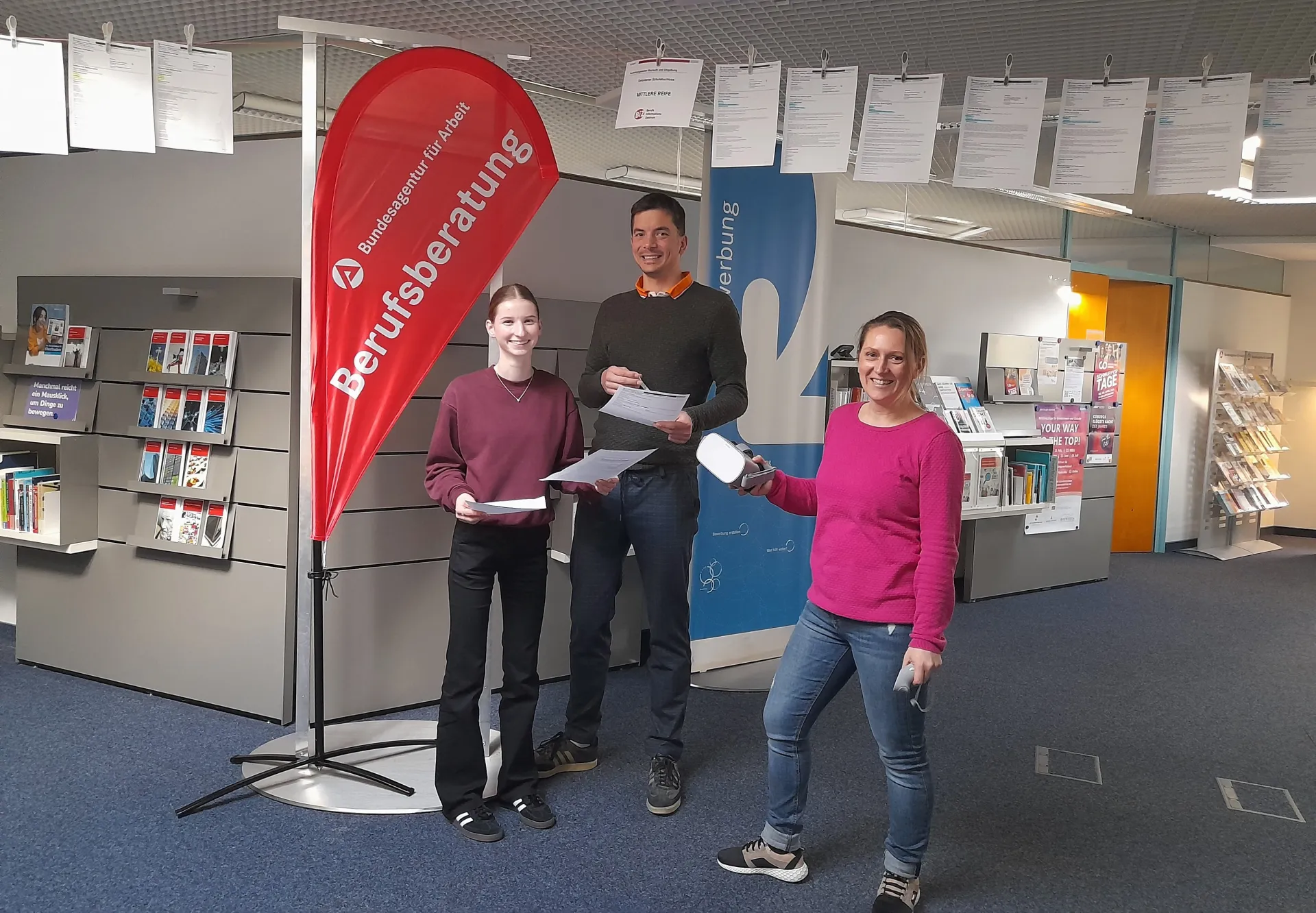 Maja Dietel und Christoph Rauscher bereiten mit Olga Kreutz im BiZ die Aktion „Schnapp dir deine Ausbildungsstelle“ vor