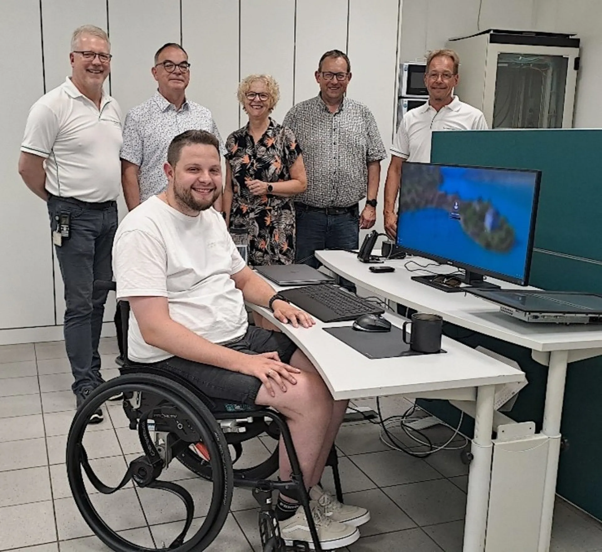 Dominik Menke (vorn), Konstrukteur für Maschinenbau bei der Firma Lumberg, ist seit einem Unfall auf einen Rollstuhl angewiesen.