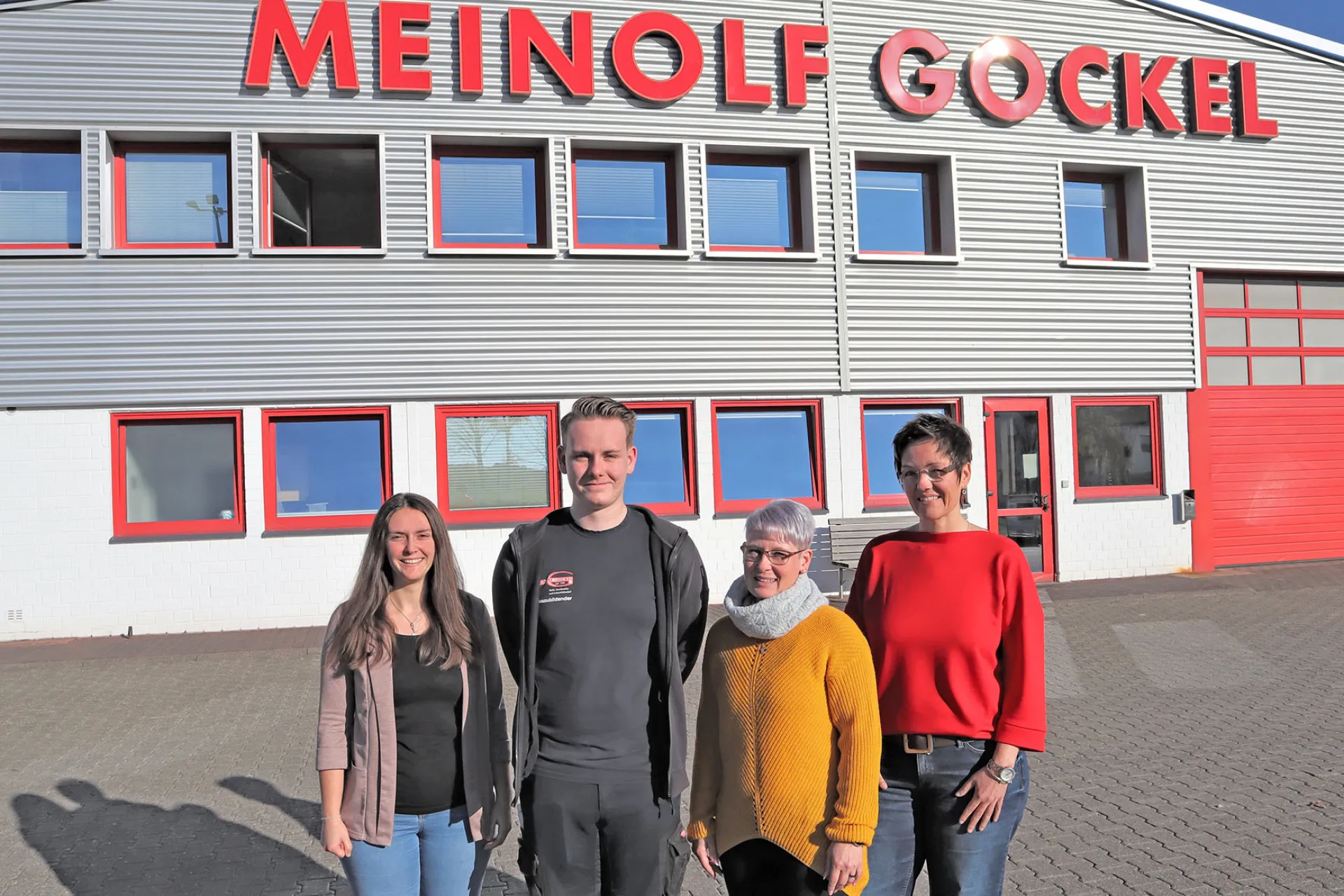 Berufsorientierungspraktikum bei Firma Gockel Vier Menschen stehen vor dem Gebäude der Firma Meinolf Gockel