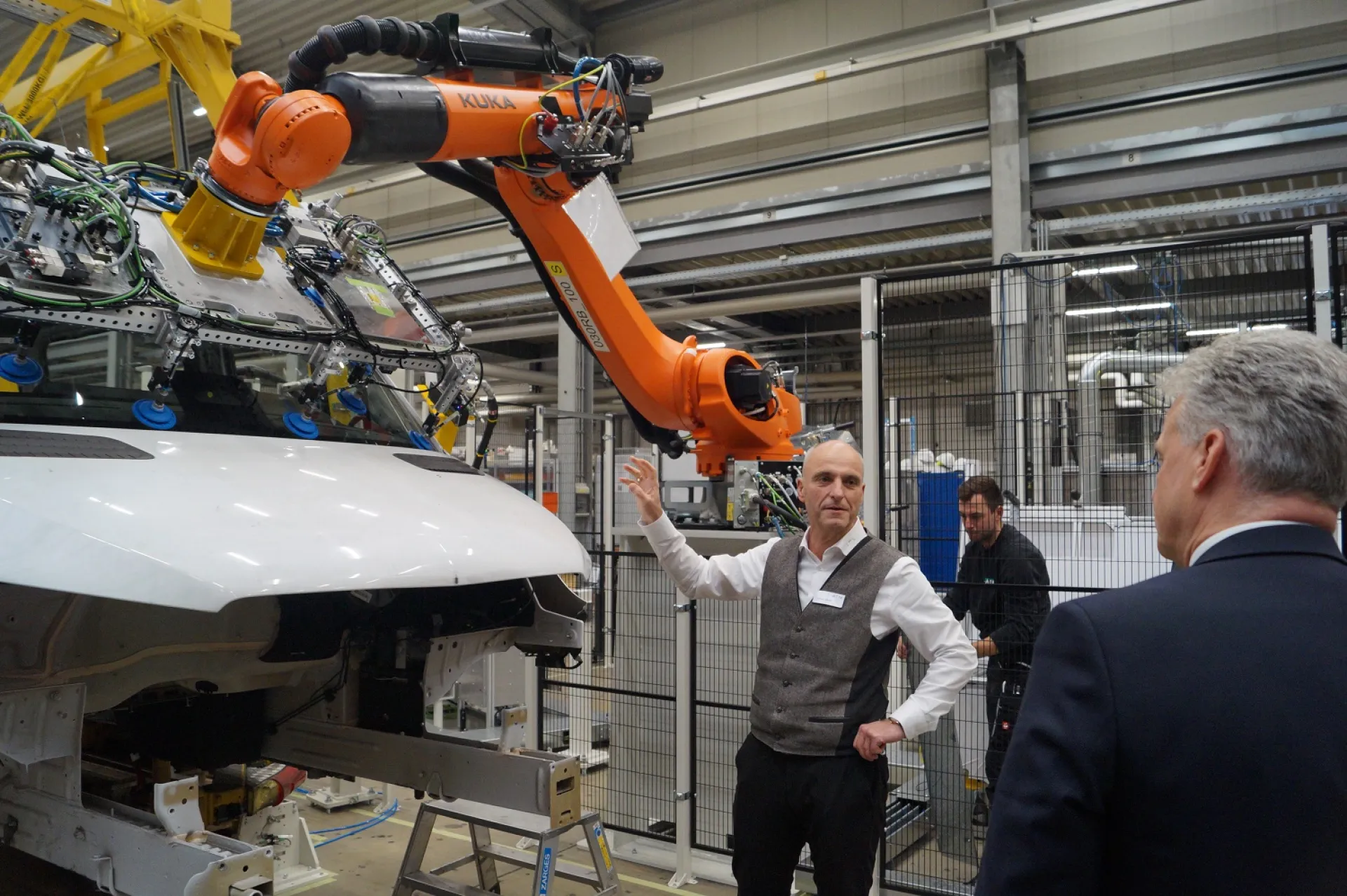 Torsten Hölzel, Geschäftsführer und Inhaber der ATN Hölzel GmbH, schildert den Teilnehmenden der Pressekonferenz die Produktions