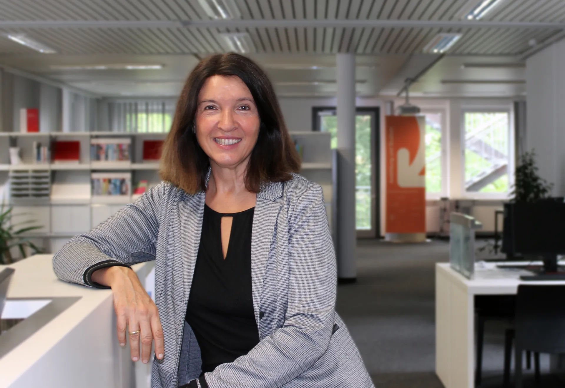 Sylvia Bela lehnt an der Kundentheke im Berufsinformationszentrum