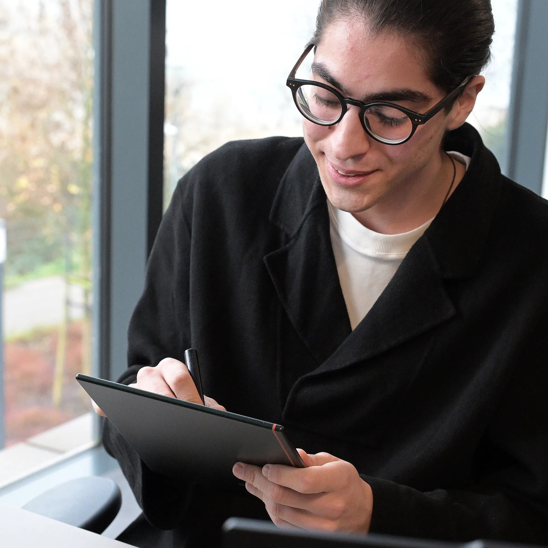 Halilhan Tas arbeitet seit zwei Monaten als Büro Assistent bei der Agentur Castenow.