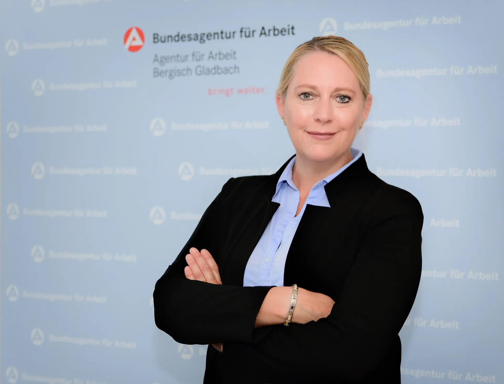 Eine blonde Frau in Portraitaufnahme