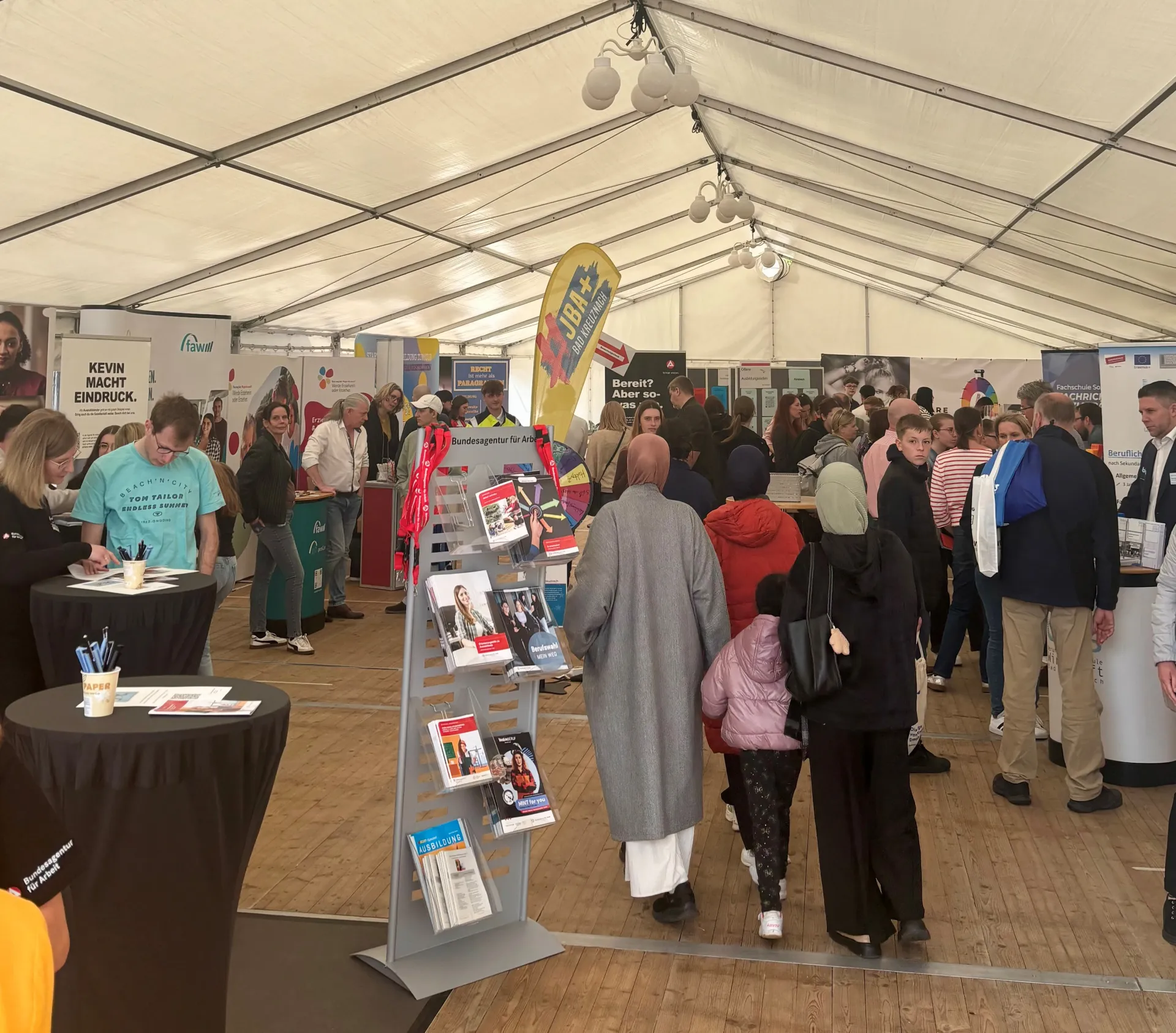Beratung und Unterstützung bei Bewerbungen im Support-Zelt
