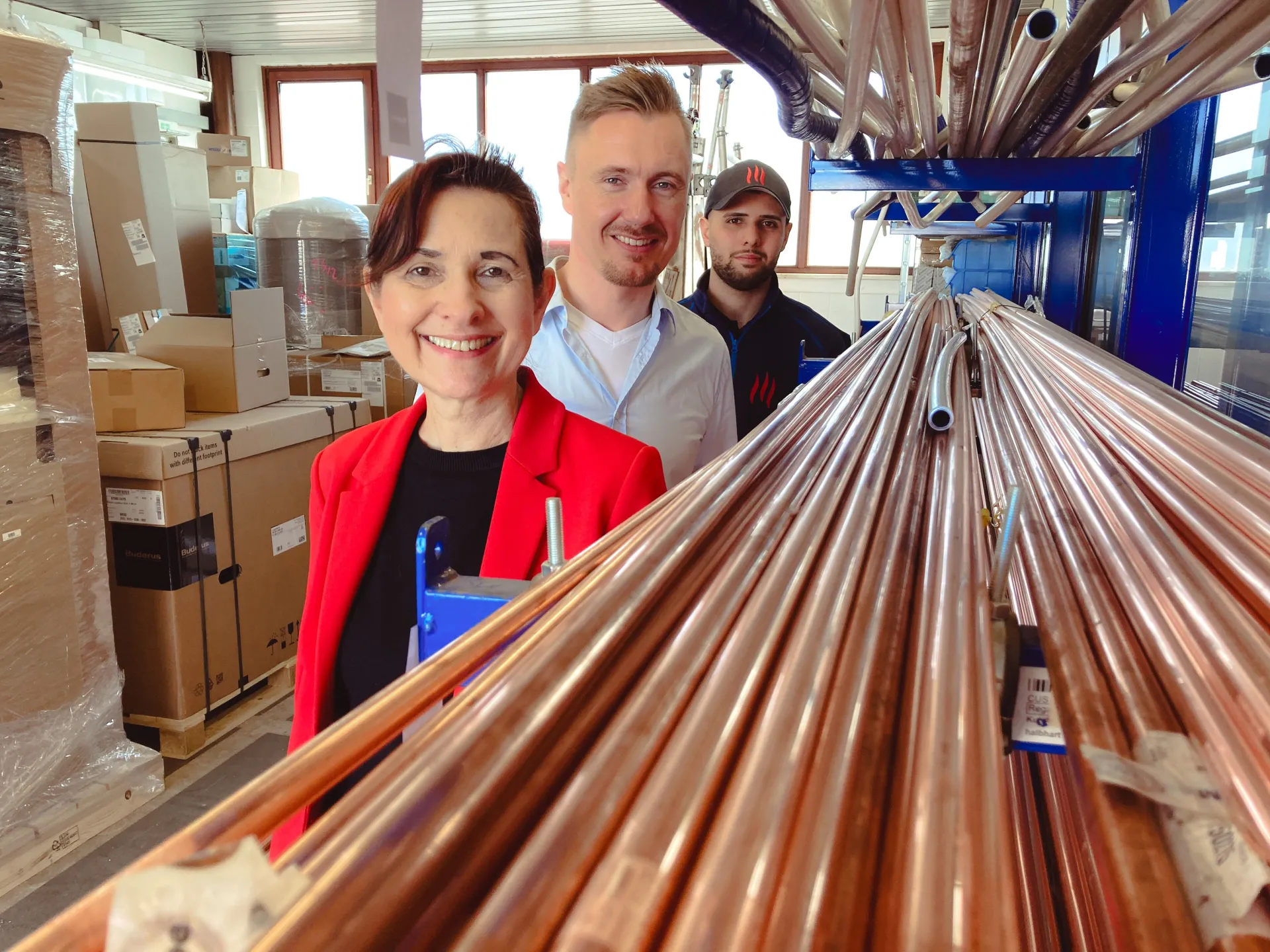 Frau Kuechler-Kakoschke, Leiterin der Agentur für Arbeit BS-GS, Geschäftsführer Herr Plagemann und Azubi Resan Mustafa