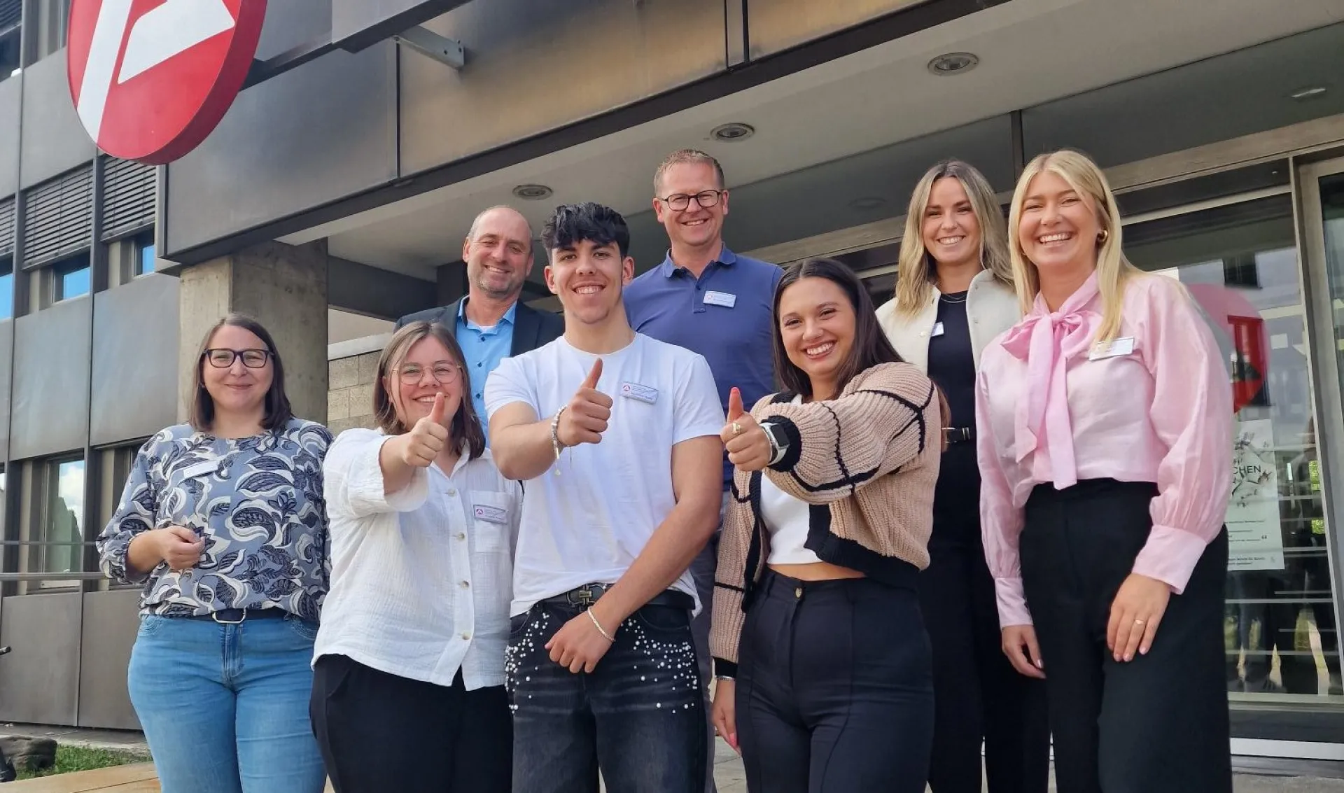 Die neuen Auszubildenden mit der Geschäftsführung und ihren Fachausbilderinnen