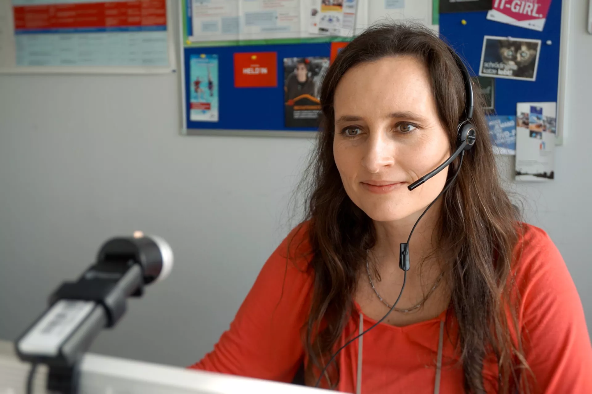 Berufsberatung per Video Abbildung zeigt Berufsberaterin Stefanie Nedo im Beratungsgespräch vor dem Computer