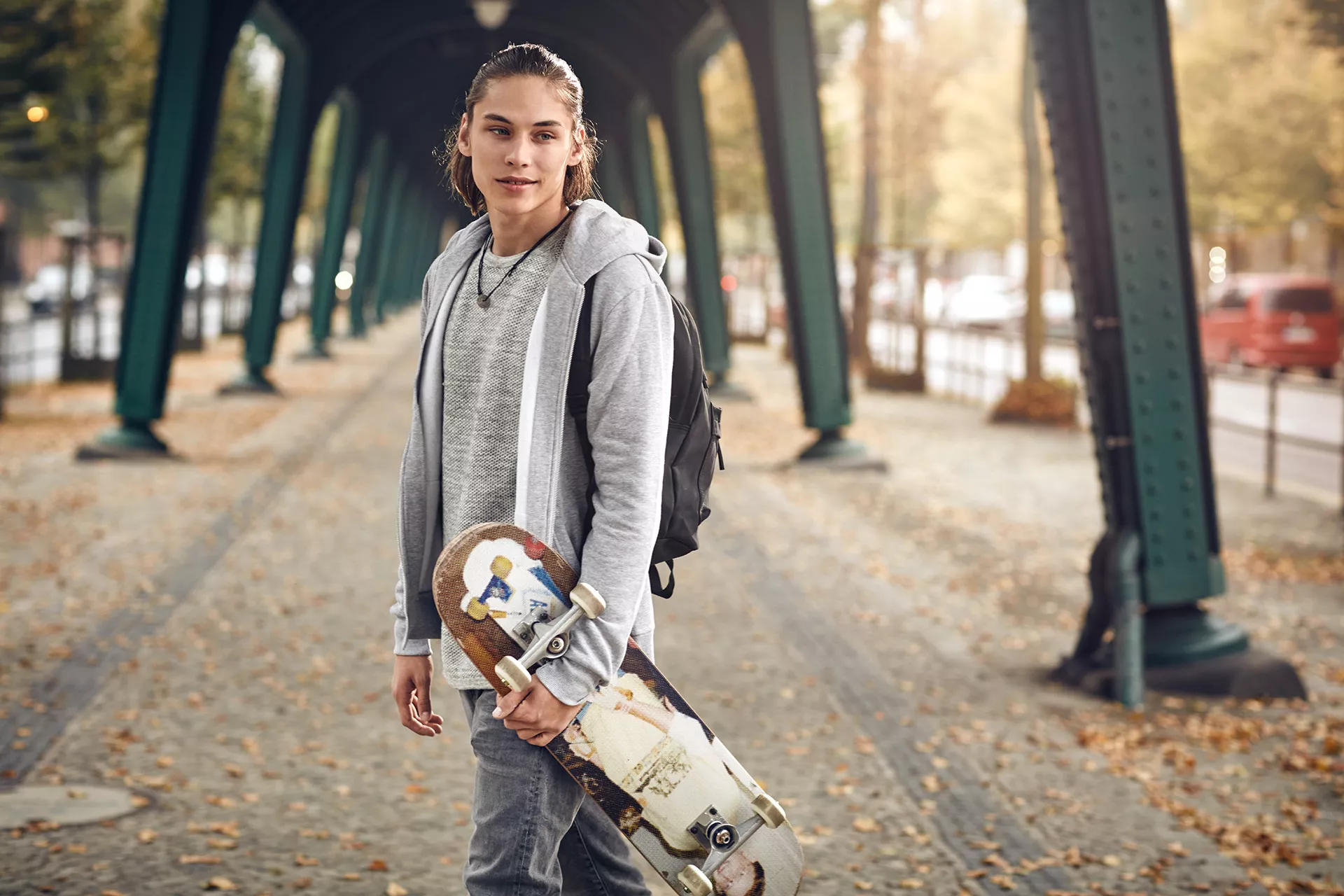 Junge mit Skateboard
