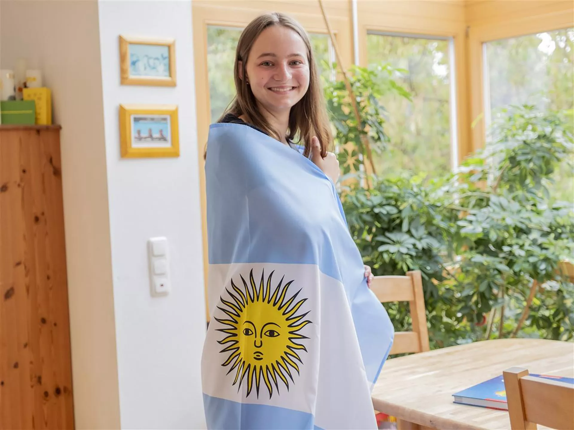 Maja mit argentinischer Flagge
