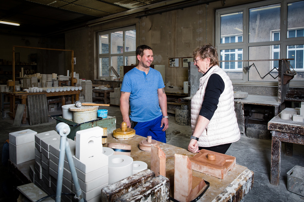 Zwei Mitarbeiter in Porzellanfabrik