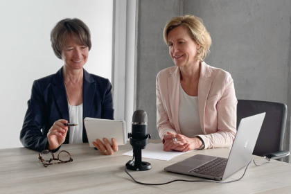 Zwei Damen am Mikrofon: Podcast Team Dahncke & Jungwirth