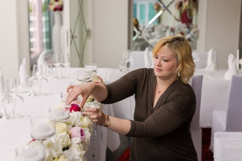 Lilli Heinze dekoriert Hochzeitstisch mit Blumen