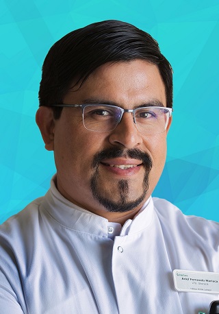 Porträtaufnahme des stellvertretenden Ärztlichen Direktors der Helios Klinik Leezen Dr. Ariel Fernando Mariaca