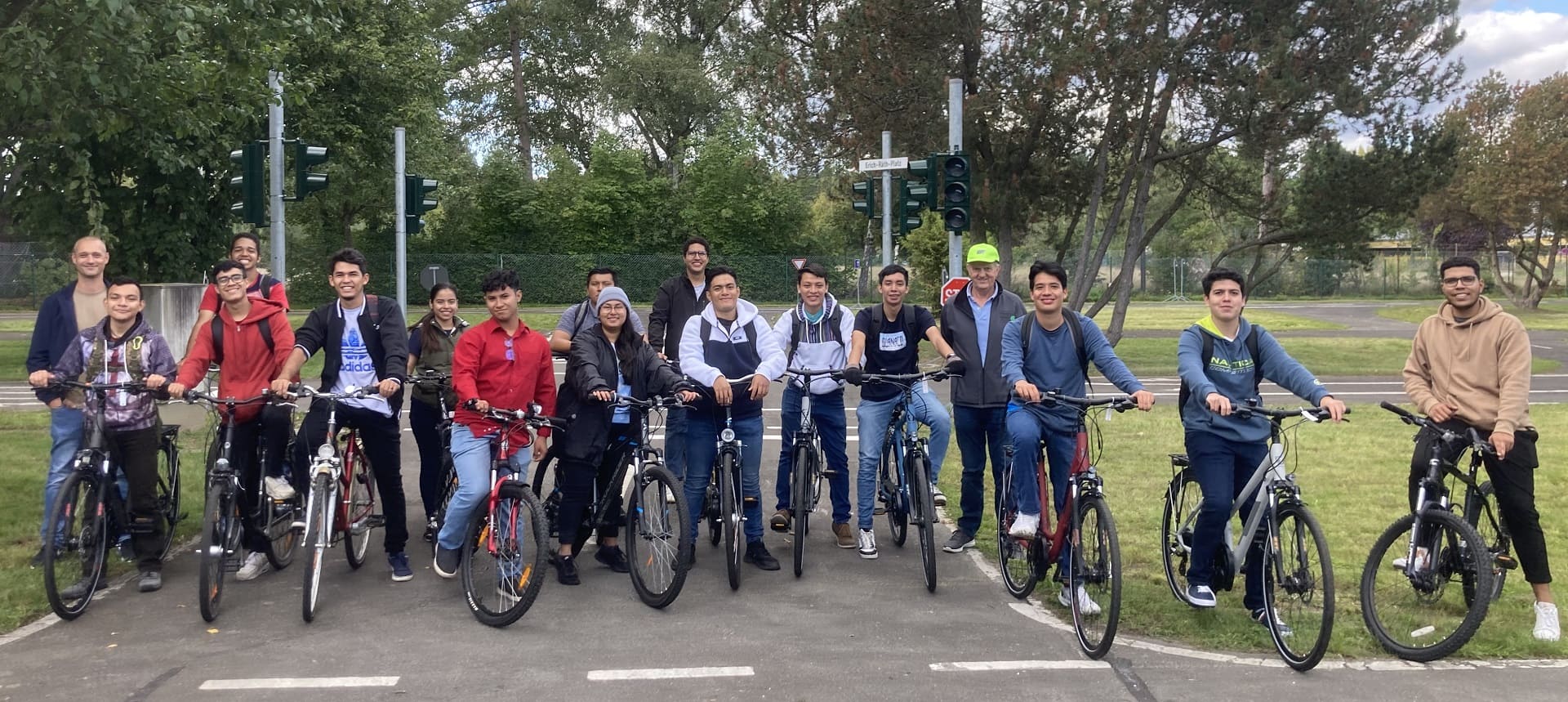 Auszubildende aus El Salvador beim gemeinsamen Fahrradkurs