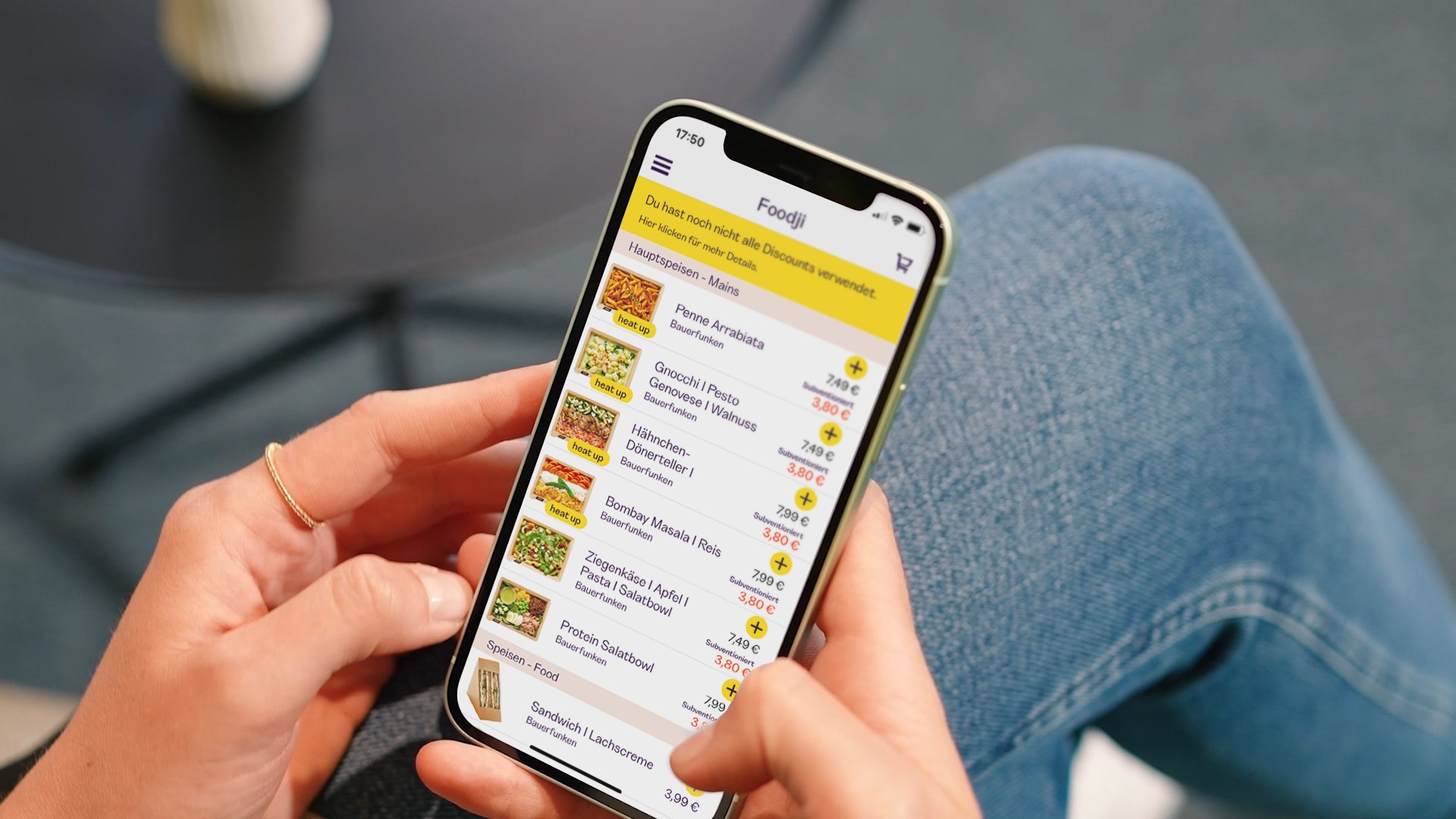 Eine Person bedient die Foodji-App auf ihrem Mobiltelefon