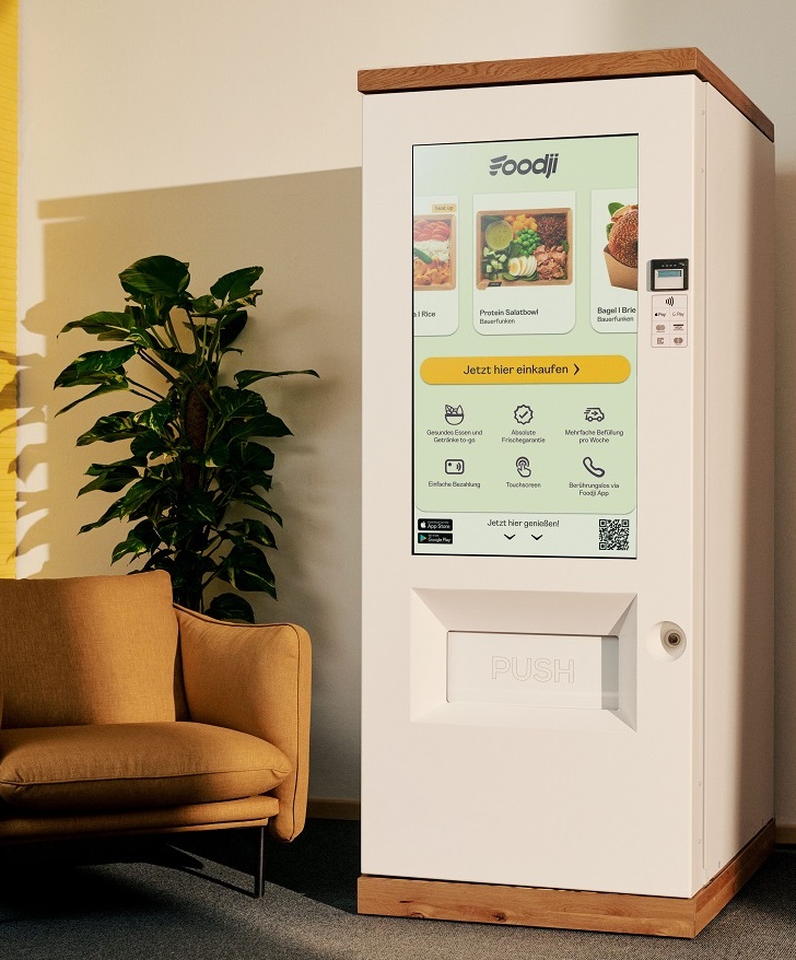 Ein Essensautomat steht im Büro