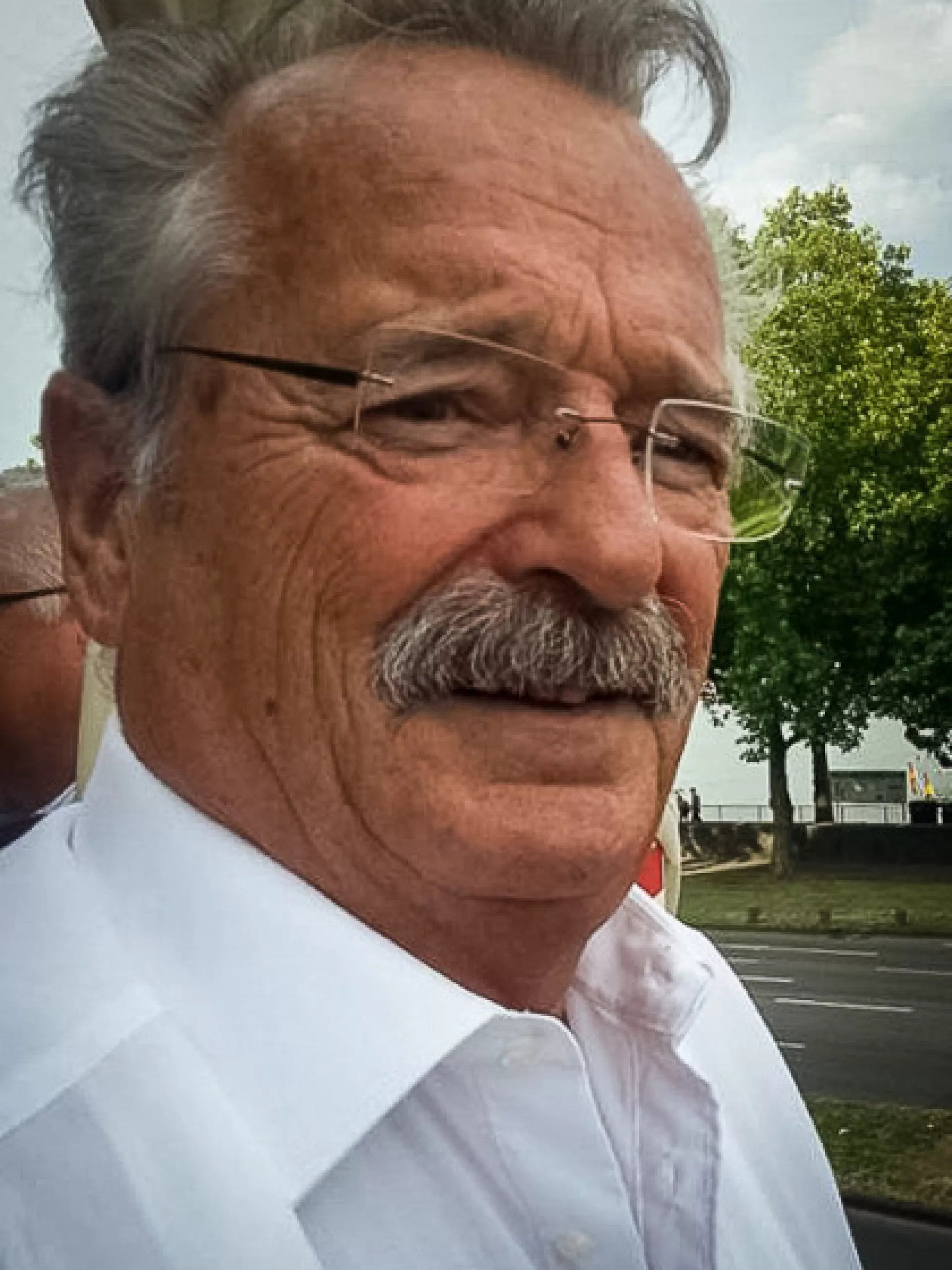 Michael Günther Mann mit Brille und Bart 