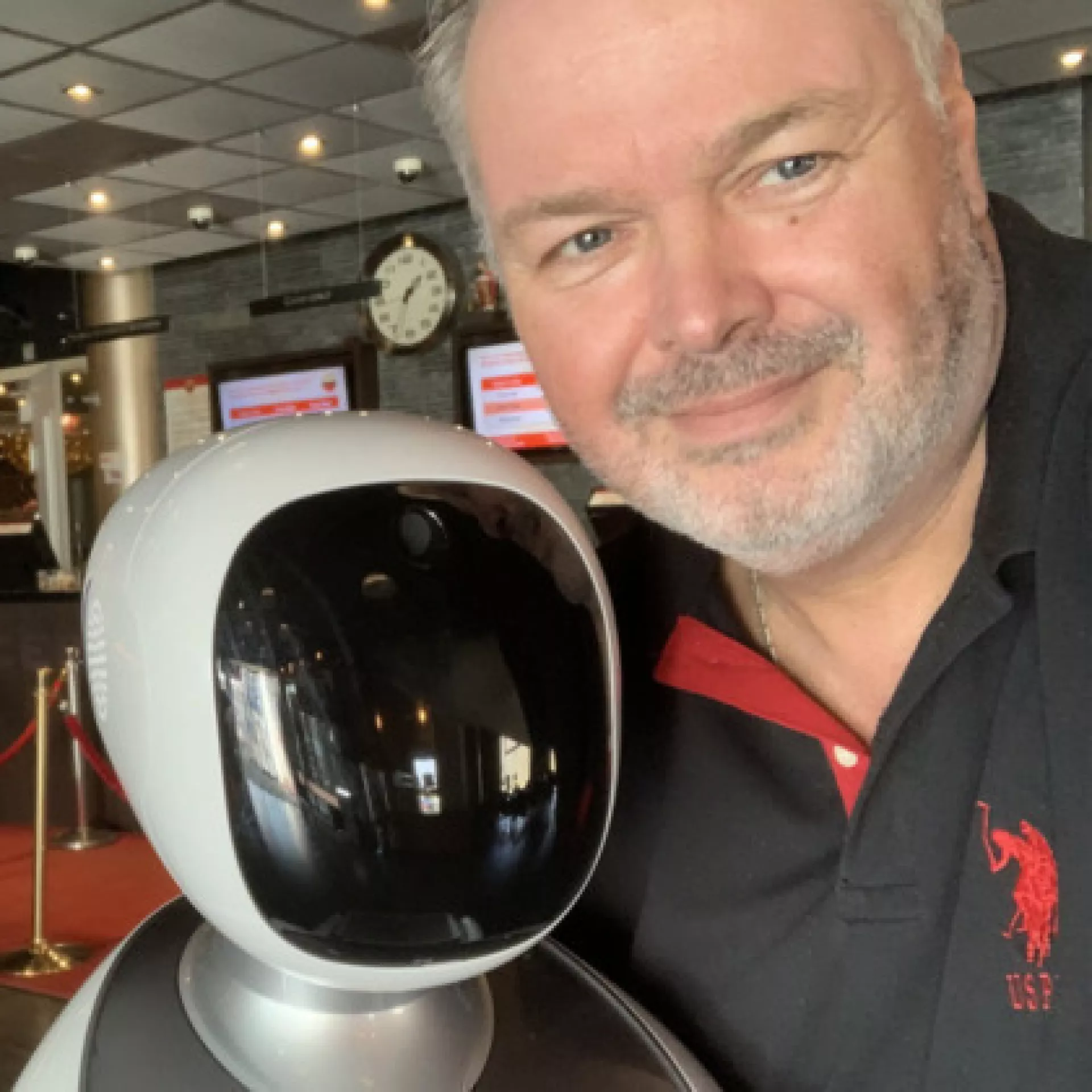 Rainer Becker Geschäftsführer von ShowBotiXX mit einem Roboter
