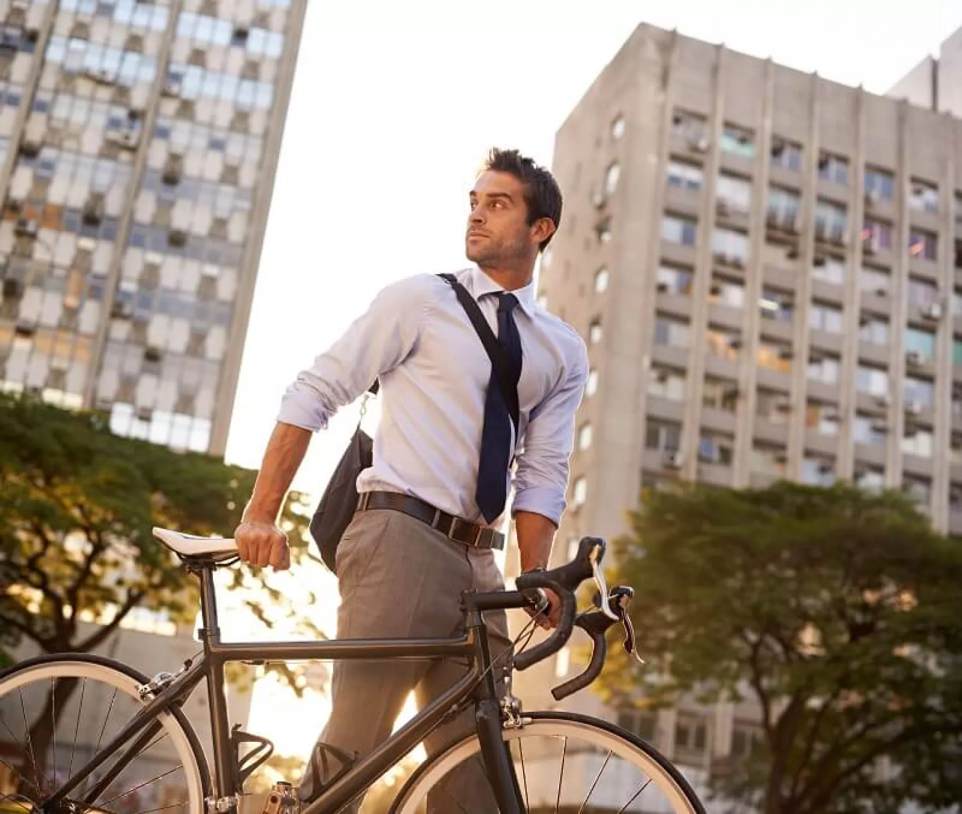 Ein Arbeitnehmer fährt mit dem Fahrrad zur Arbeit