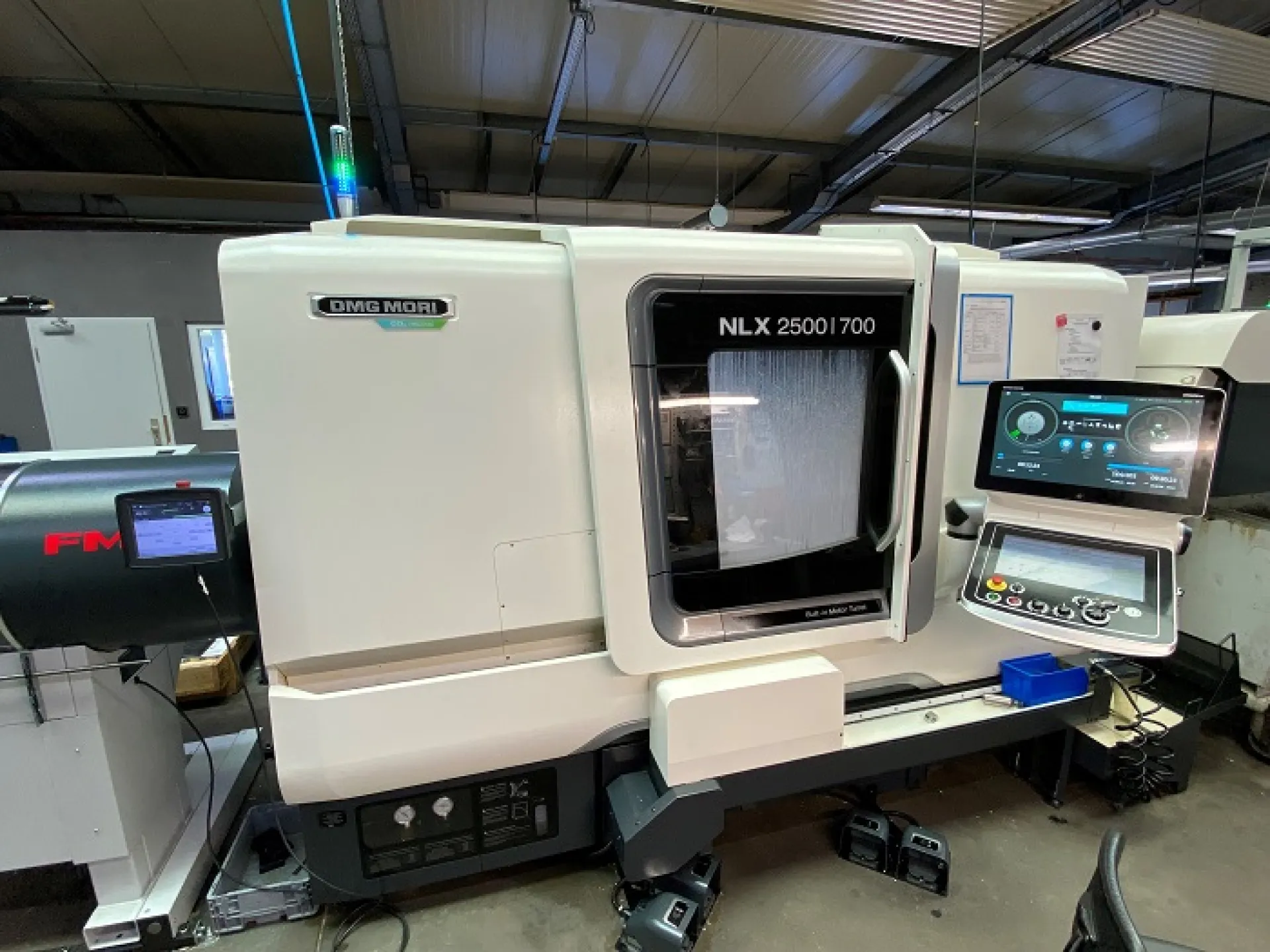 Foto einer Drehmaschine des Typs DMG Mori NLX 2500 in der Fabrik der Gläser Automatendreherei GmbH