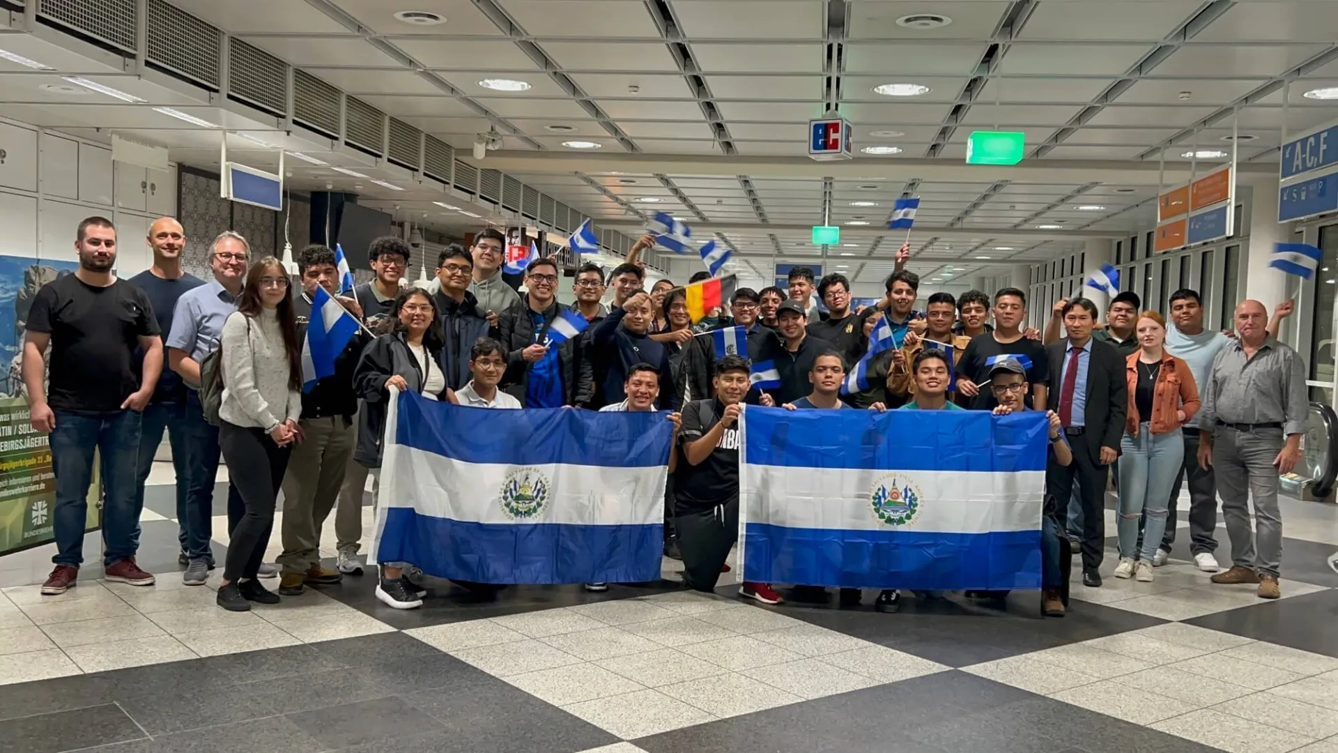 Die Ankunft der Auszubildenden aus El Salvador am Flughafen München.