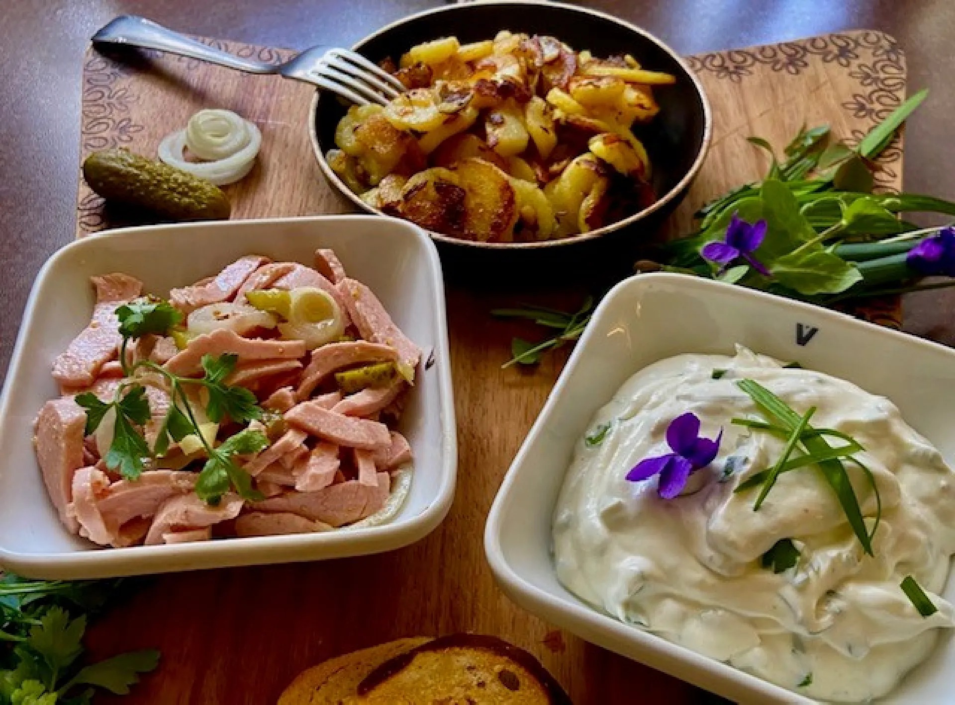 Darstellung des Gerichts Badisches Dreierlei mit Bratkartoffeln, Wurstsalat und Biibeleskäs