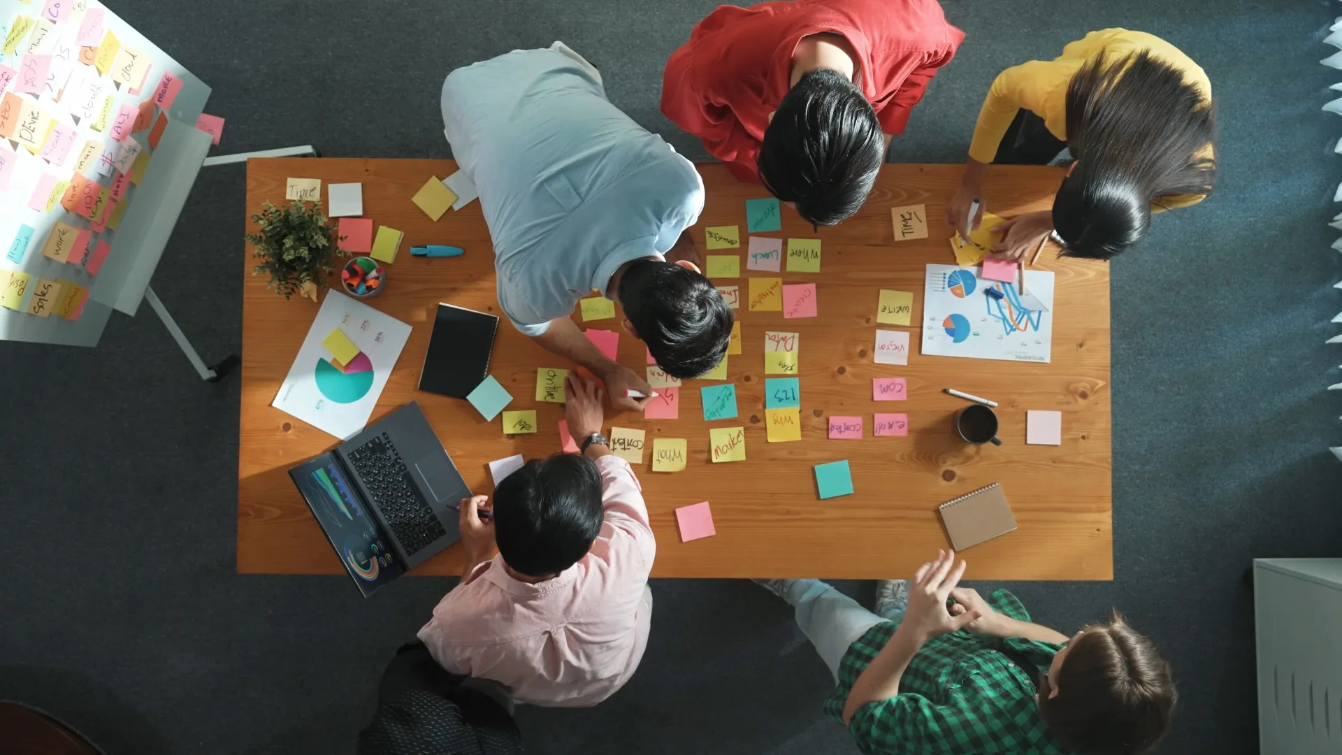 Eine Gruppe arbeitet gemeinsam an einem Projekt. 