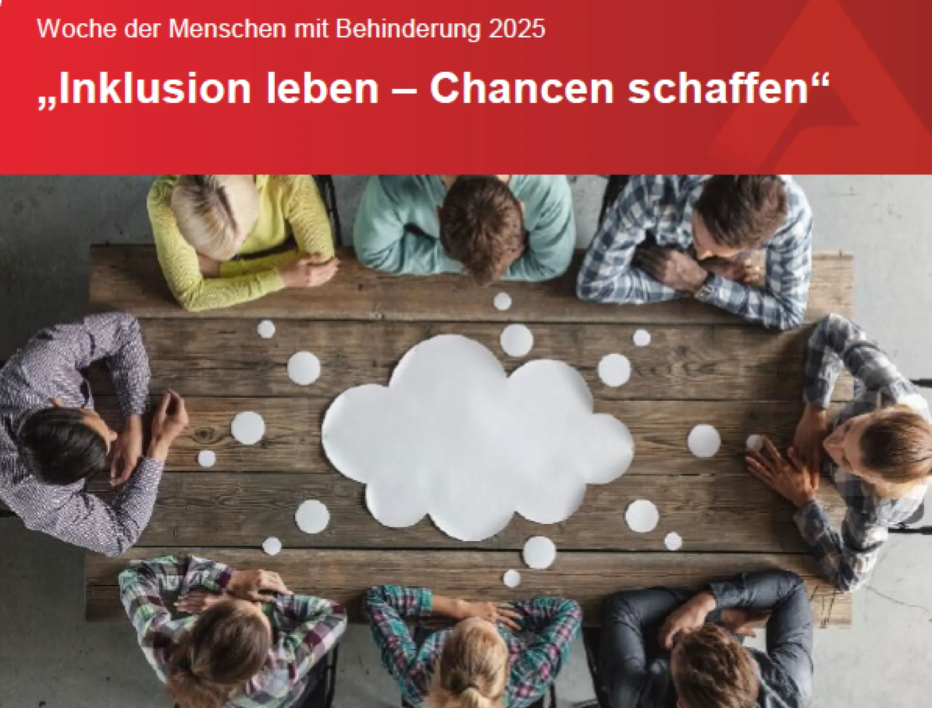 Acht Menschen arbeiten zusammen an einem Brainstorming an einem braunen Holztisch.