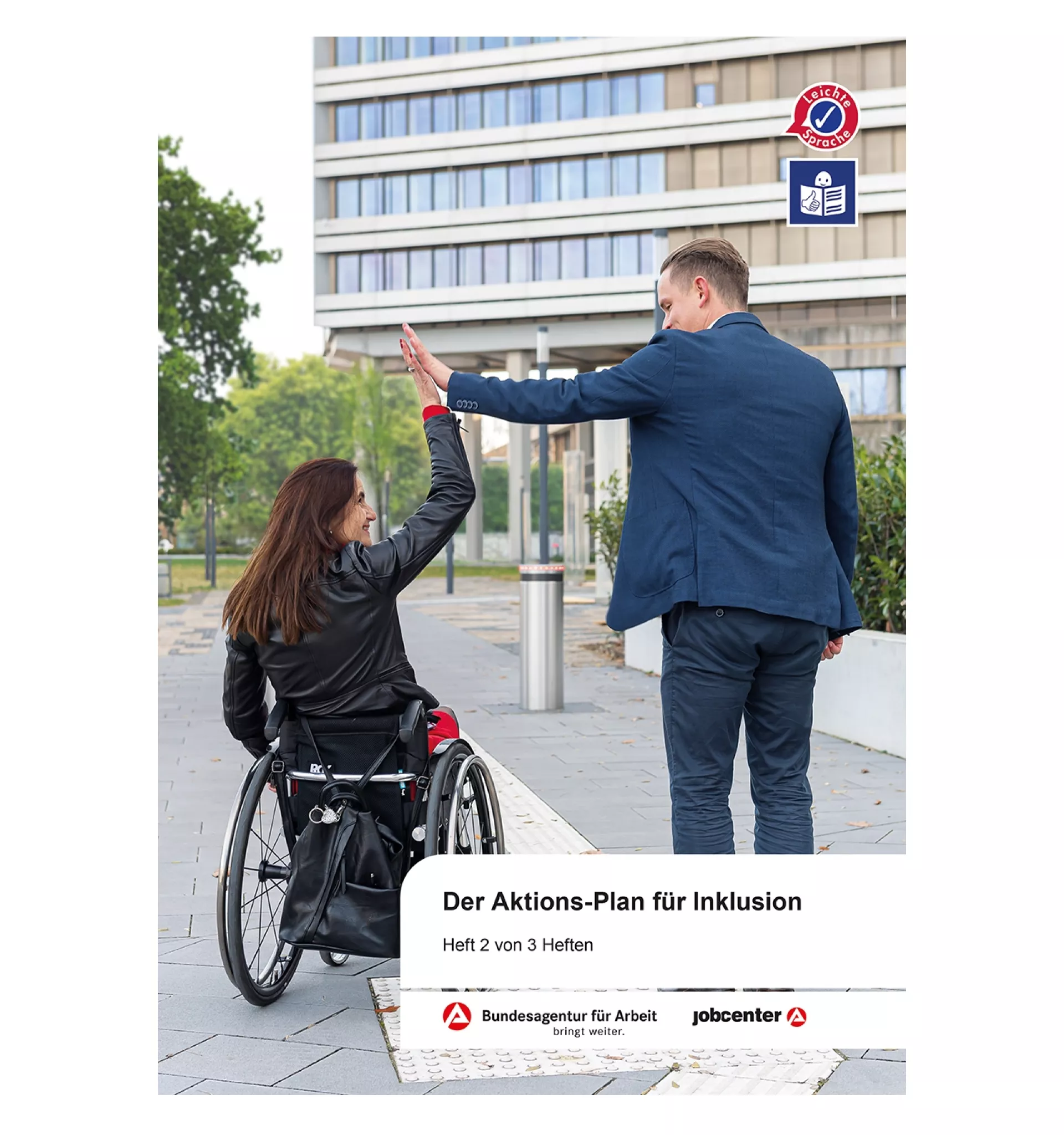 Bild von stehendem Mann und Frau im Rollstuhl die sich die Hand geben.