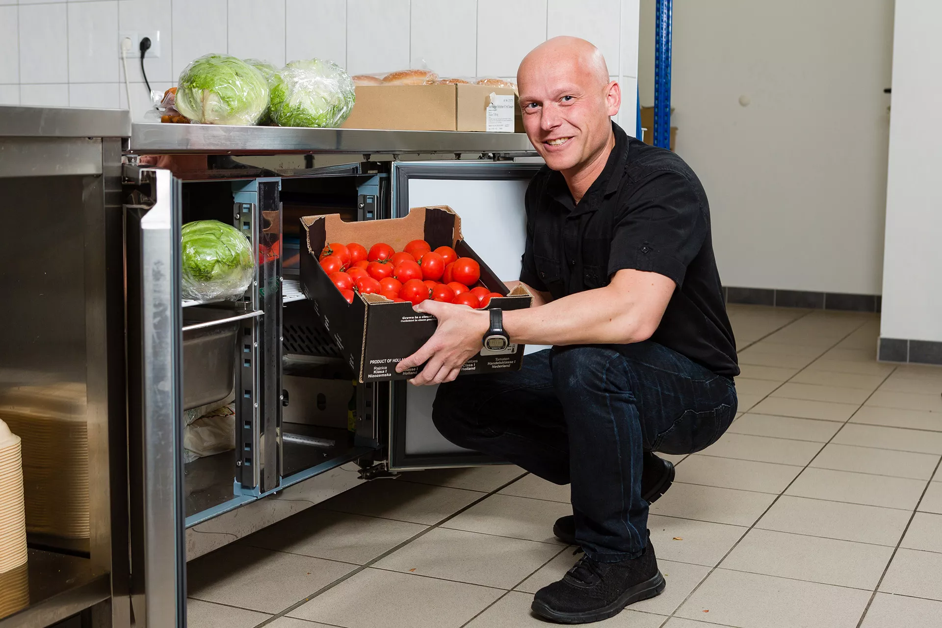 Marko Rossmann kontrolliert geliefertes Gemüse in der Küche