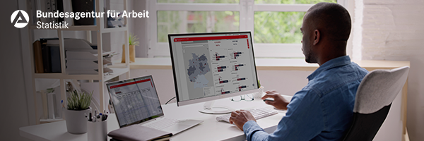 Mann arbeitet am PC und bearbeitet Statistiken