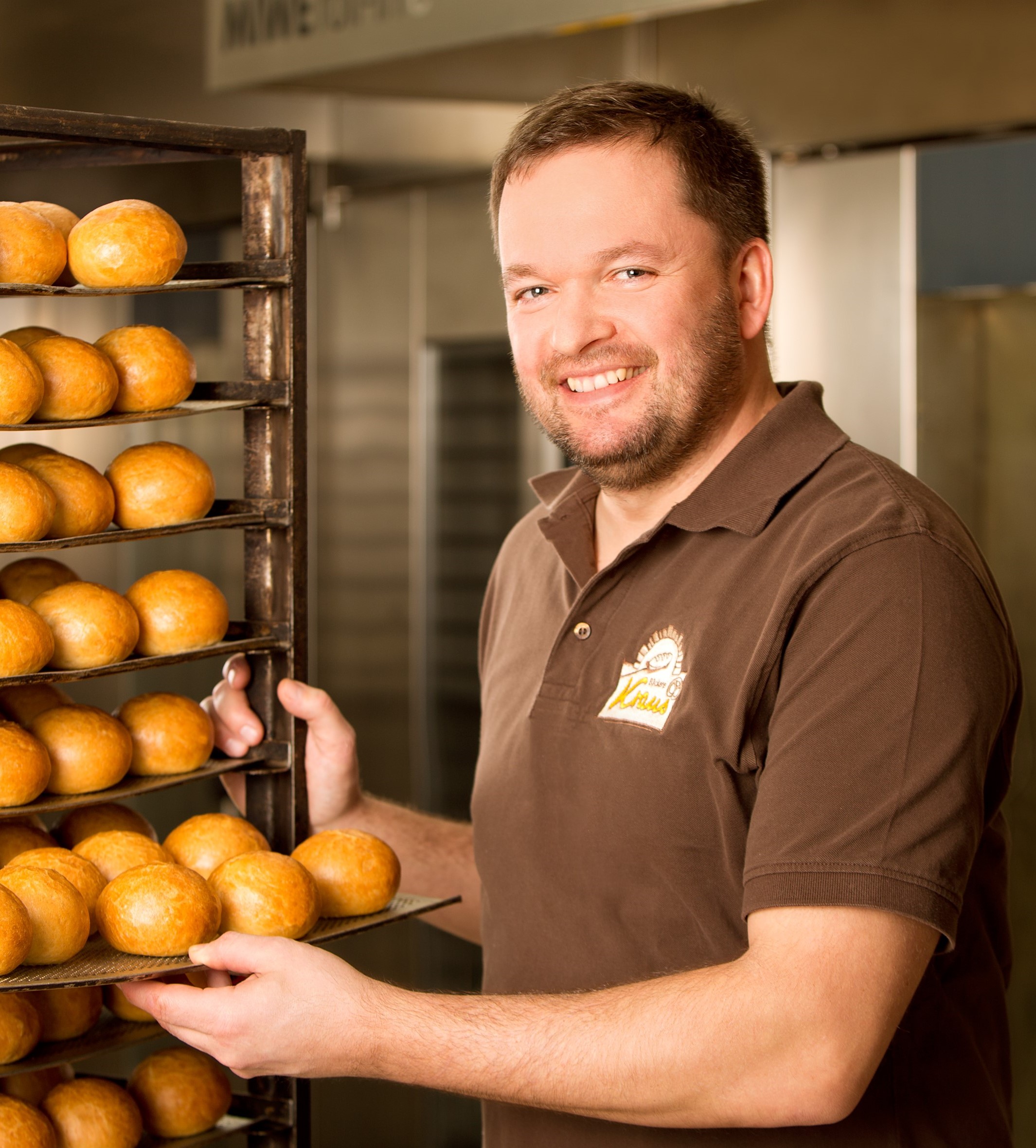 Auf dem Bild ist der Bäcker Ulli Kraus in der Backstube zu sehen. 