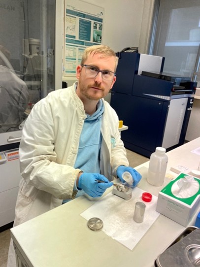 Auf dem Bild ist Oliver Bartges im Labor bei RWE zu sehen. 