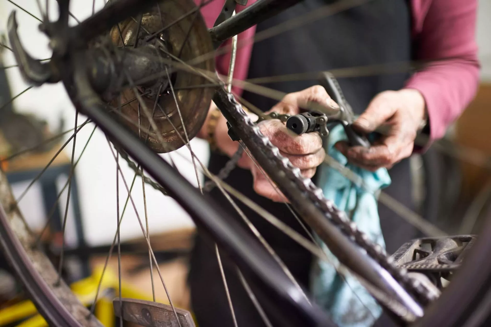 Flüchtlinge reparieren Fahrräder