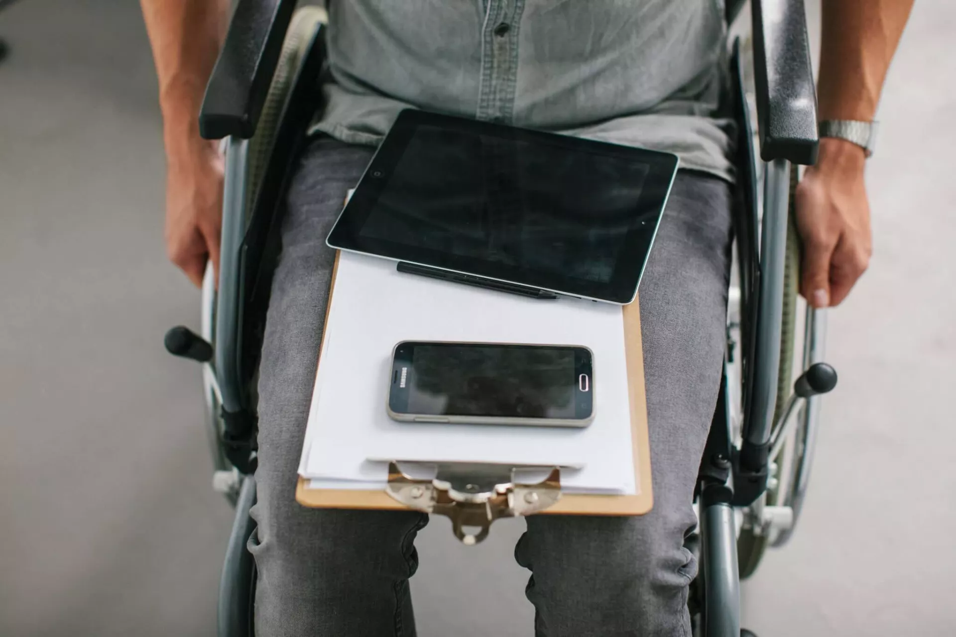 Schwere Behinderung hält Rollstuhlfahrer nicht auf