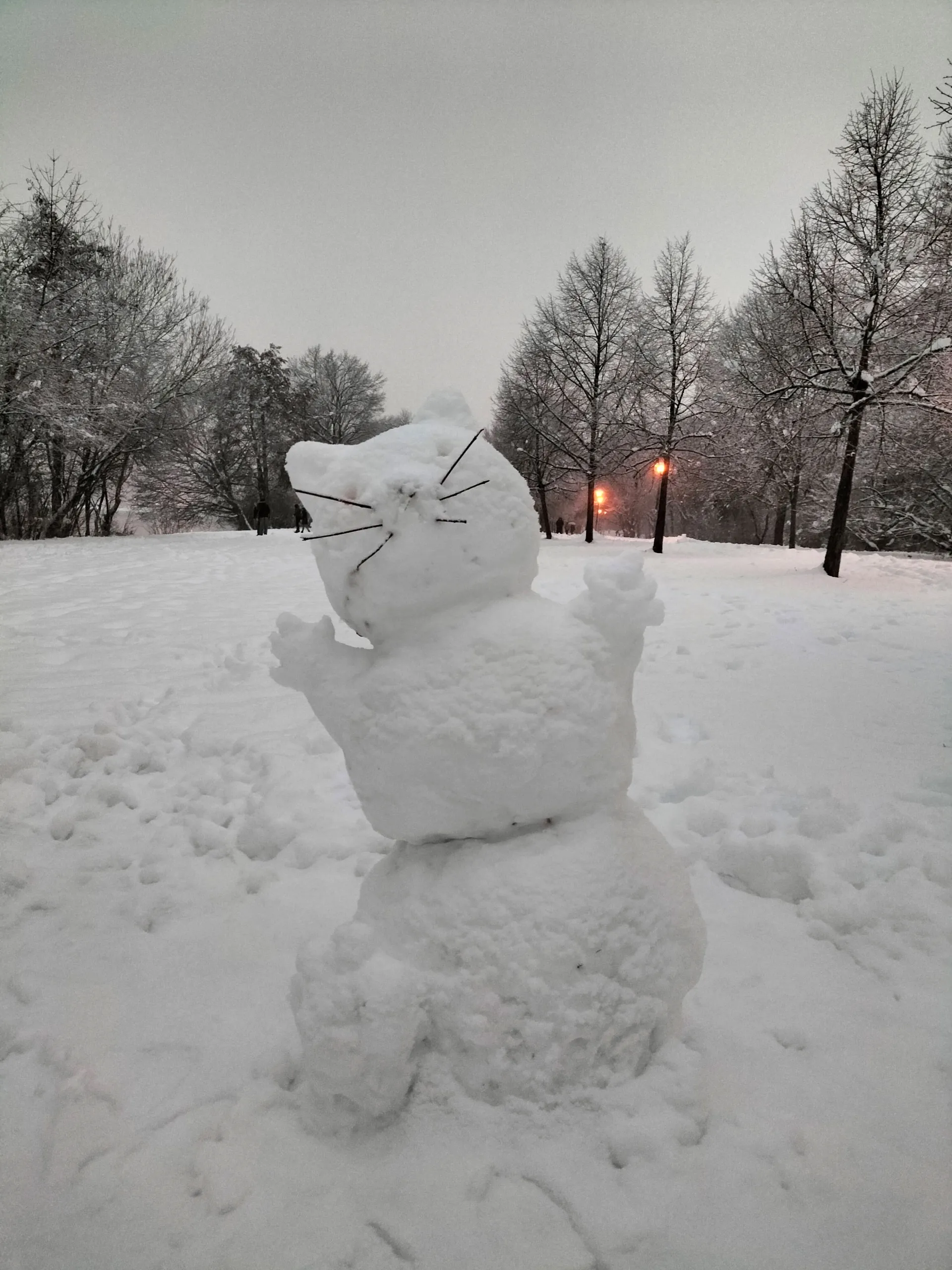 Schneemann in Form einer Katze